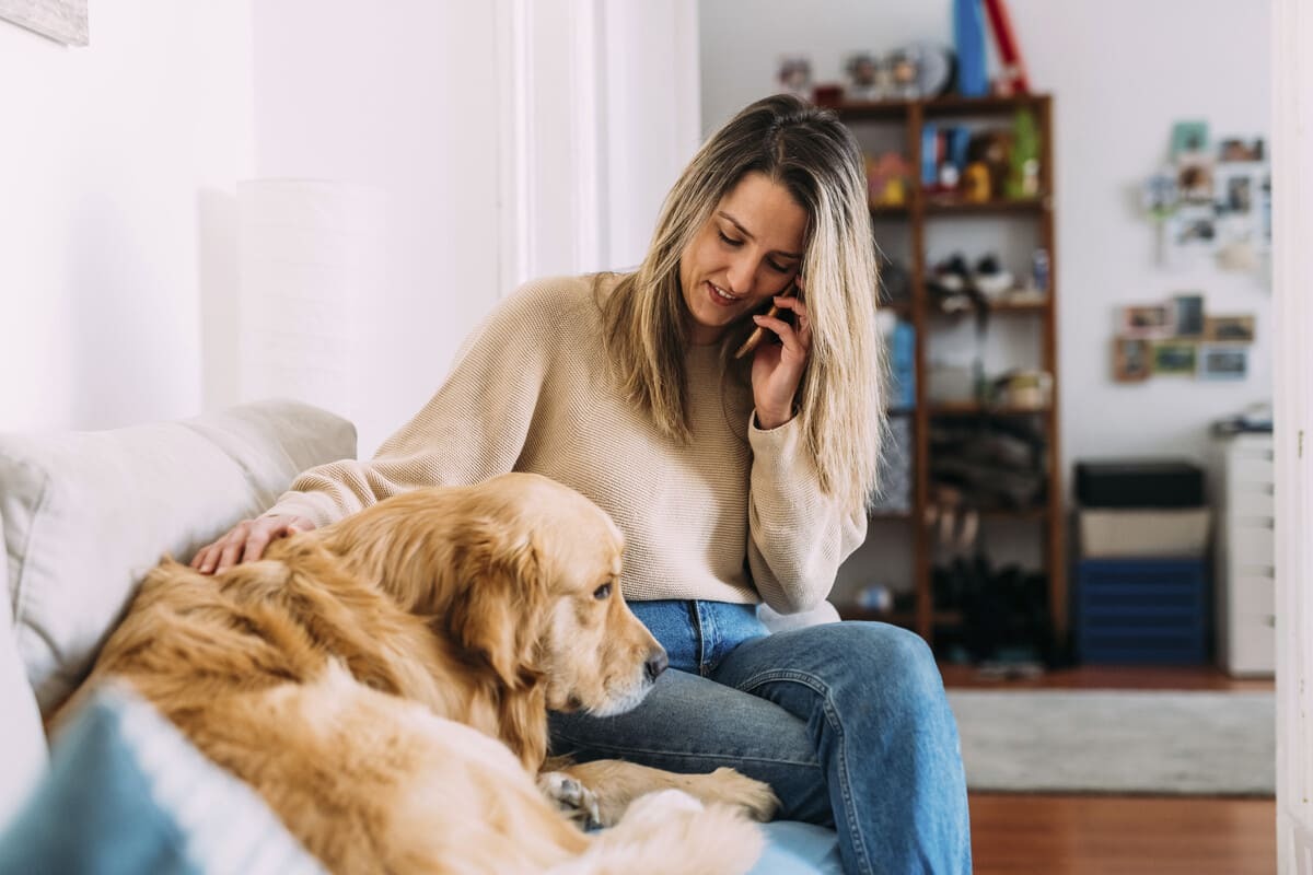 köpeği ile zaman geçiren kadın