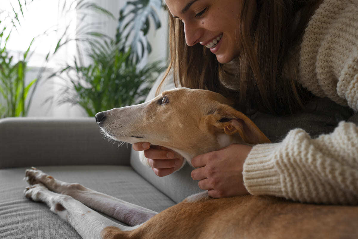 köpeği ile sarılan kadın